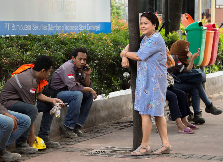 Ke mana pun pohon-pohon itu dipindahkan nantinya, tetap akan menjadikan trotoar tidak lebih nyaman dan manusiawi dilalui.