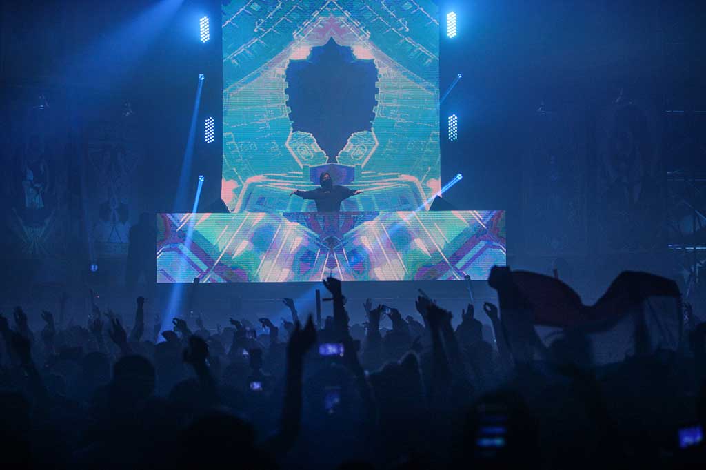 DJ Alan Walker tampil pada acara festival musik Invasion 2017 yang bertajuk Lost In Wonderland di JIExpo Jakarta, Jumat (22/9/2017).