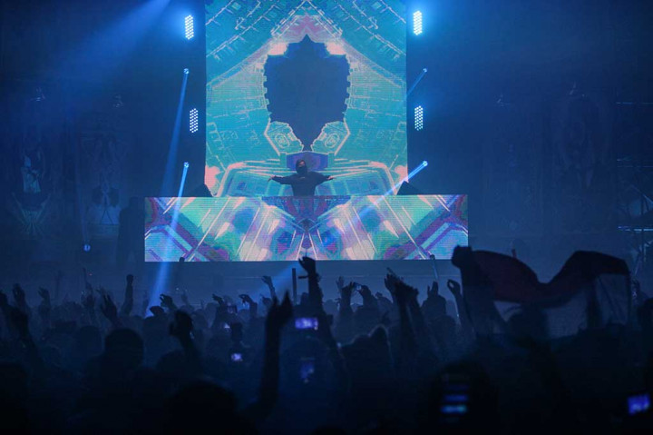 DJ Alan Walker tampil pada acara festival musik Invasion 2017 yang bertajuk Lost In Wonderland di JIExpo Jakarta, Jumat (22/9/2017).