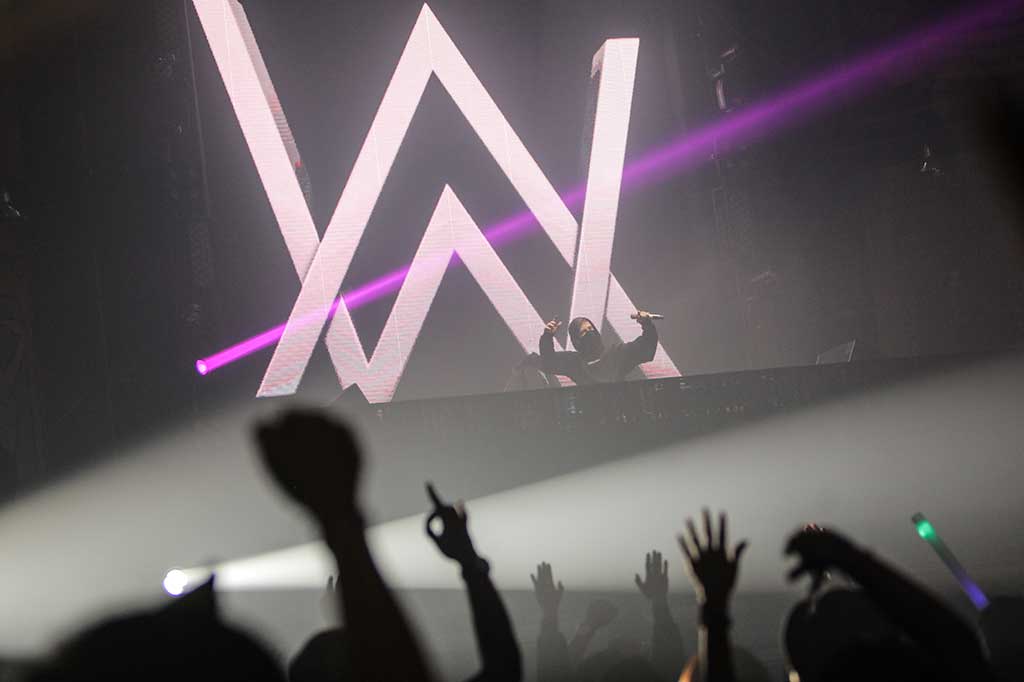 Para penggemar berjingkrak saat DJ Alan Walker tampil di atas panggung.