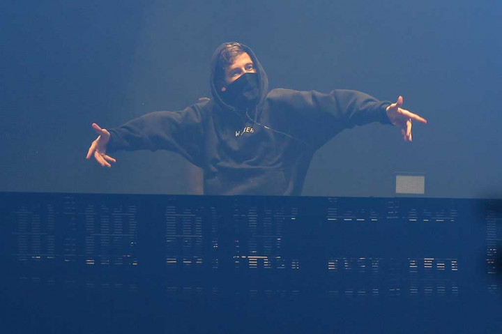 DJ asal asal Norwegia itu menampilkan sejumlah lagu miliknya diantaranya Faded, Sing Me To Sleep dan Alone. 