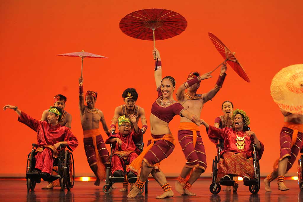 Penari yang tergabung dalam EKI Dance Company bersama Yayasan Pembinaan Anak Cacat Jakarta (YPAC) beraksi pada pertunjukan Gala Ballet Indonesia ke-2 di Teater Besar, TIM, Jakarta, Jumat (22/9/2017).  ANTARA/Muhammad Adimaja