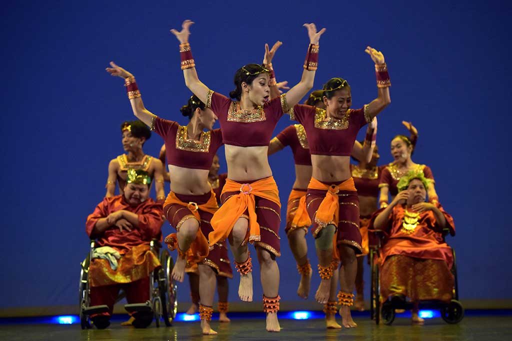 Pertunjukan yang mengambil tema Kesetaraan Menari untuk Semua Manusia tanpa batas tersebut menampilkan penari balet difabel dan non-difabel dari dalam negeri dan luar negeri. AFP/Adek Berry