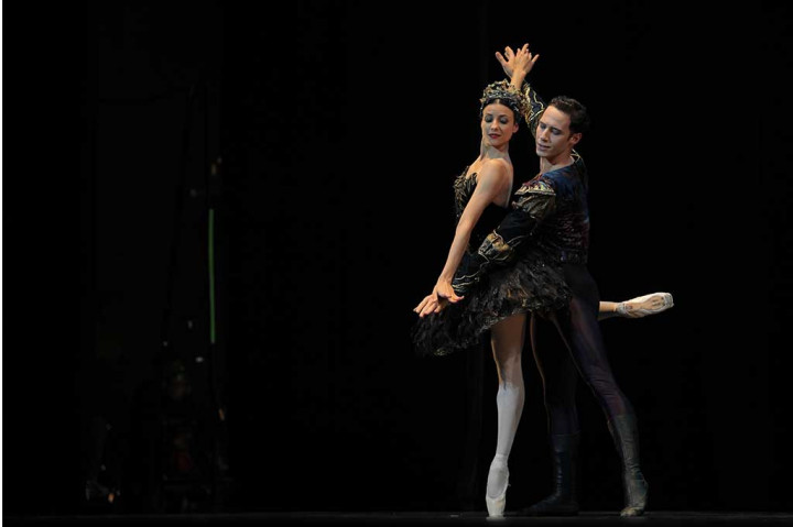 Penari asal Australia dari Queensland Ballet beraksi pada pertunjukan Gala Ballet Indonesia ke-2. ANTARA/Muhammad Adimaja