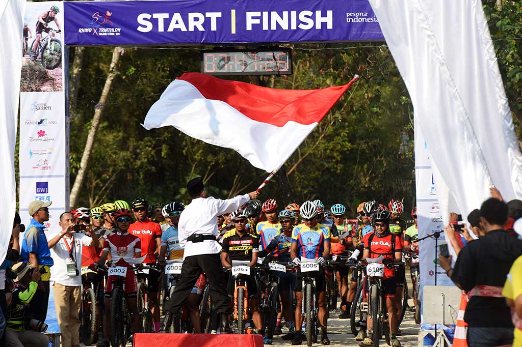 Atlet menyanyikan lagu 'Indonesia Raya' sebelum berlomba pada Mountain Bike Cross Country Maraton (MTB-XCM) di Tanjung Lesung.