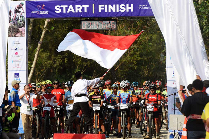 Atlet menyanyikan lagu 'Indonesia Raya' sebelum berlomba pada Mountain Bike Cross Country Maraton (MTB-XCM) di Tanjung Lesung.