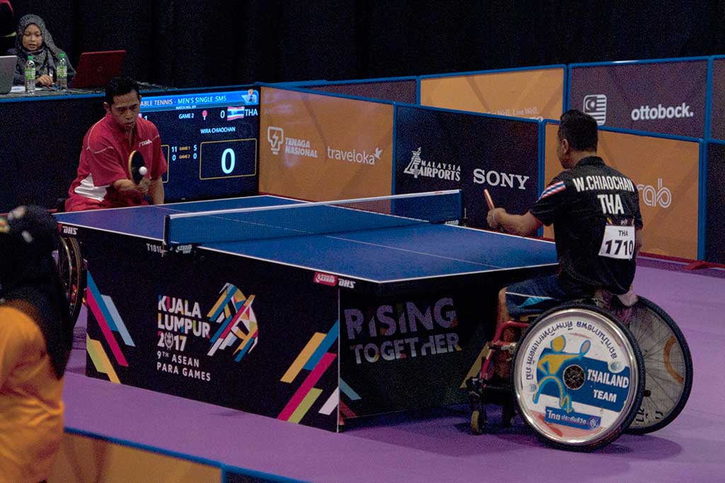Atlet tenis meja putra Indonesia Tatok Hardiyanto (kiri) menyabet medali emas tenis meja putra SM5 setelah mengalahkan Wira Chiaochan (Thailand) 3 set langsung (11-5, 11-4, 11-3).