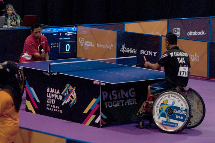 Atlet tenis meja putra Indonesia Tatok Hardiyanto (kiri) menyabet medali emas tenis meja putra SM5 setelah mengalahkan Wira Chiaochan (Thailand) 3 set langsung (11-5, 11-4, 11-3).