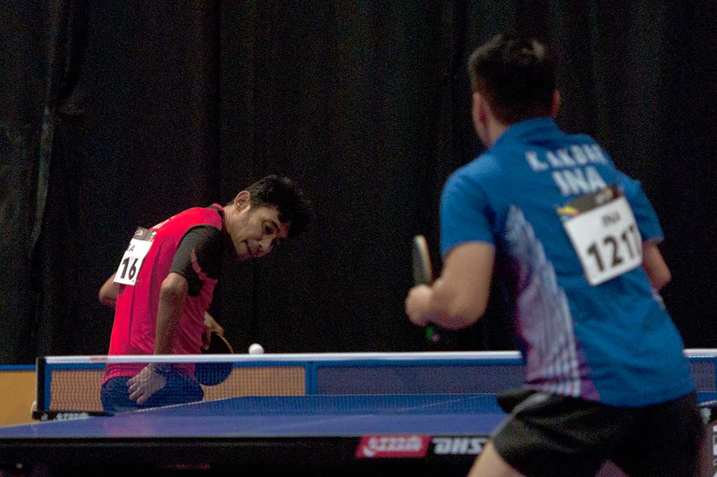 Atlet Indonesia Dian David Mickael Jacobs (kiri) menyabet medali emas tenis meja putra SM10 setelah menang 3-1 (11-9, 11-9, 9-11, 11-8) atas rekan senegaranya Komet Akbar.