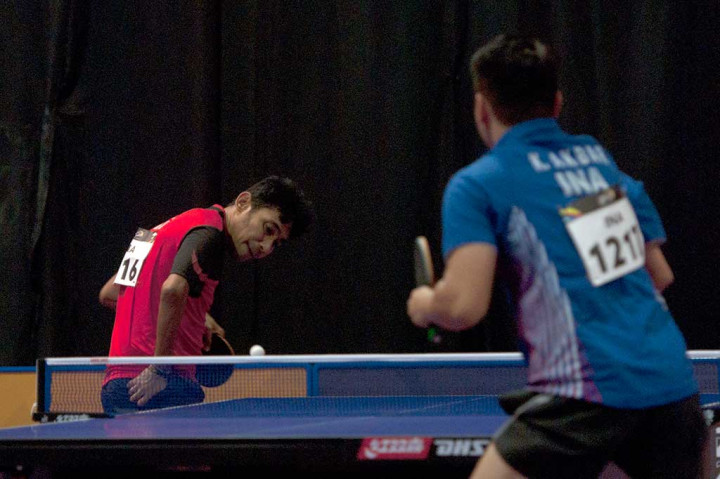Atlet Indonesia Dian David Mickael Jacobs (kiri) menyabet medali emas tenis meja putra SM10 setelah menang 3-1 (11-9, 11-9, 9-11, 11-8) atas rekan senegaranya Komet Akbar.