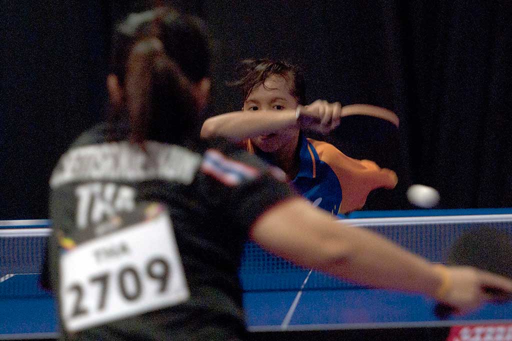 Hana Resti (kanan) menyabet medali emas tenis meja putri perseorangan SF9 setelah menang 3-1 (12-10, 11-8, 10-12, 11-8) atas petenis meja Thailand C. Settisrikoedkun.