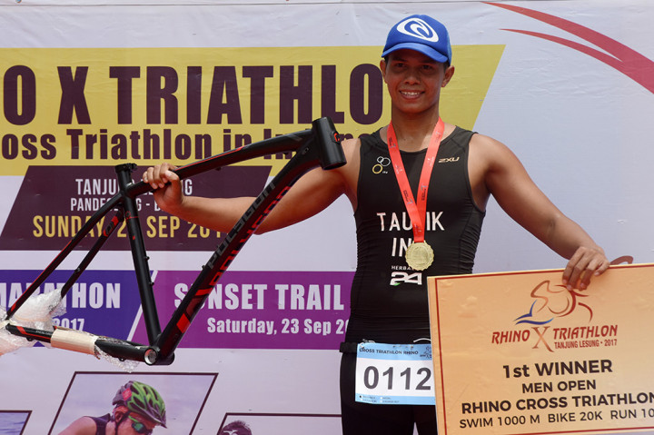 Atlet nasional Triathlon Muhammad Taufik dari tim Herbalifetriathlon menjadi juara di ajang Rhino X-Triathlon (Rhino X-Tri) Tanjung Lesung 2017.