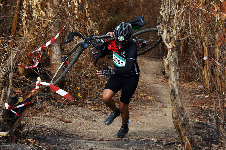 Namun, rute treknya berkarakter off-road (non-aspal) sehingga memberikan tantangan tersendiri bagi para pesertanya. Hal itulah yang membedakan cross triathlon dengan triatlon biasa.