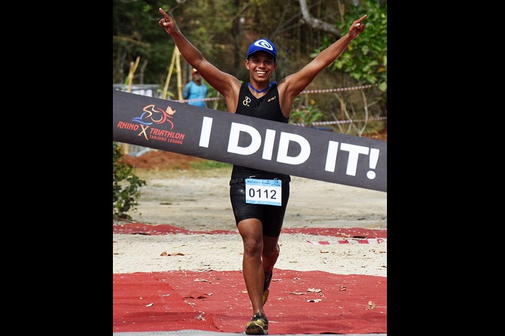 Ia mencatatkan waktu tercepat 1 jam 50 menit 24 detik melahap tiga cabang yang dipertandingkan yakni renang, balap sepeda, dan lari mengalahkan 13 peserta lainnya.