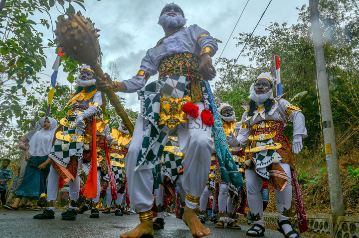 Dalam ajang yang berlangsung di Lapangan Garuda di Desa Kaliori, seribu warga yang mengenakan kostum Hanoman menari dan mengikuti kirab menuju Petilasan Hanoman di Kompleks Bumi Perkemahan Kendalisada, Bukit Tunggangan, yang berjarak sekitar 1,5 kilometer.