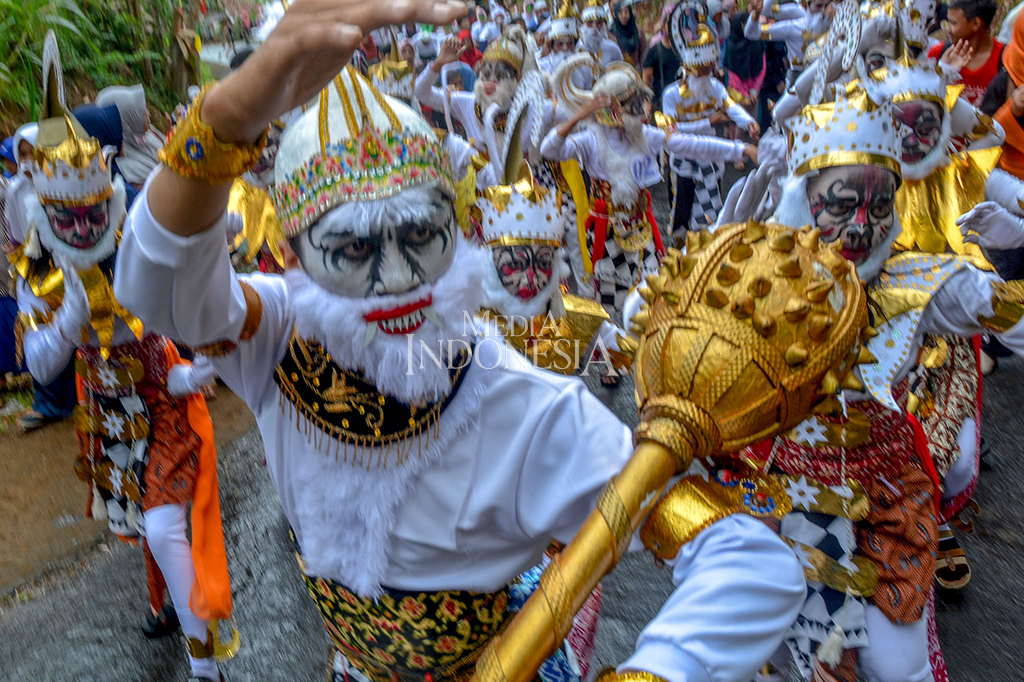 Di sepanjang jalan, masyarakat antusias menyambutnya. Festival tersebut merupakan bagian dari upaya untuk menjadikan Desa Kaliori sebagai desa wisata.