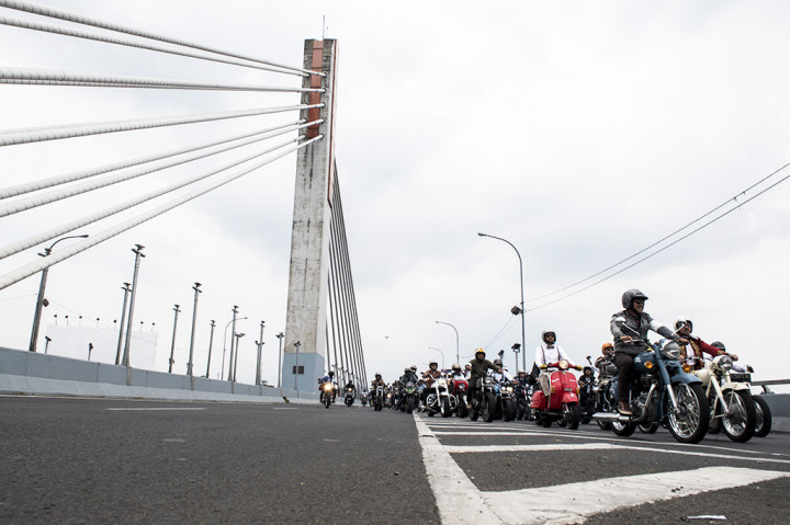 Ribuan pengendara sepeda motor klasik dan vintage melintasi jalan layang Pasopati saat aksi Distinguished Gentleman's Ride (DGR) 2017 di Bandung.