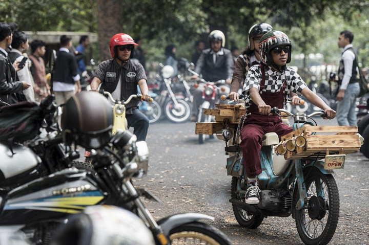 Para bikers datang dari berbagai komunitas dan aliran sepeda motor. Uniknya, mereka juga menggunakan berbagai pakaian necis dan klasik a la gentleman tahun 1960-an. 