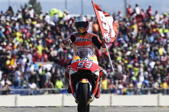 Marquez pada akhirnya merebut posisi terdepan di putaran ke-16 dan melesat. Sementara Lorenzo harus puas dengan tempat ketiga setelah dilewati Pedrosa di beberapa putaran terakhir.