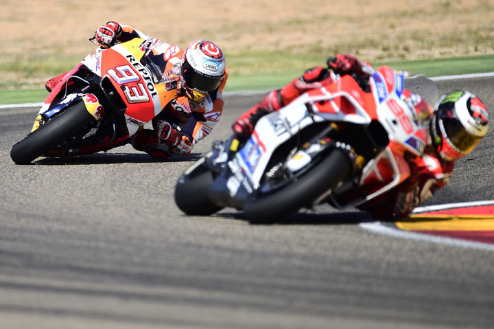 Dalam balapan di sirkuit Aragon, Minggu (24/9/2017) malam WIB, Marquez sempat kesulitan mendekati Lorenzo yang memimpin selepas start. Beberapa kali pebalap Repsol Honda itu bahkan mengalami momen berbahaya.

