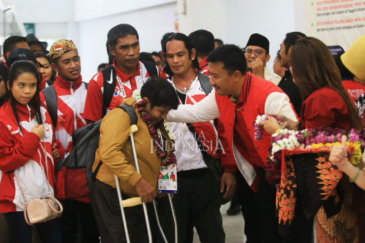 Menpora yang didampingi Wali Kota Surakarta F.X. Hadi Rudyatmo langsung menyambut dengan memberikan kalungan bunga kepada Presiden NPC Indonesia Senny Marbun, Ketua Kontingen NPC Indonesia 2017 Bayu Rahardian, dan ratusan atlet dan offisial setibanya di bandara. 