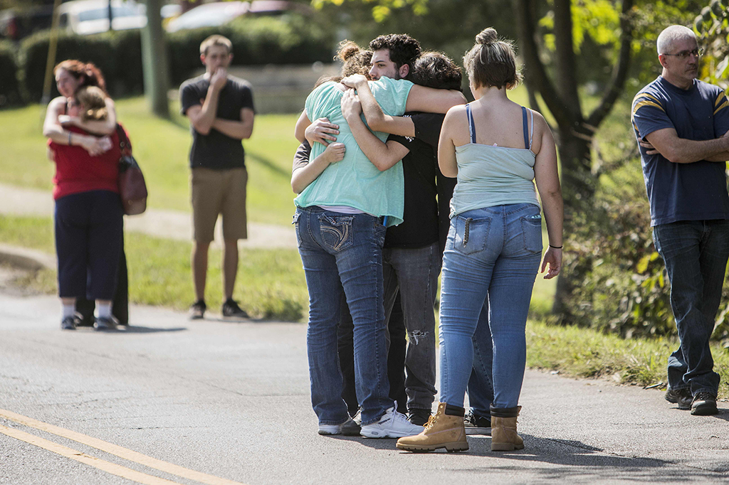 Kepolisian menyebut, seorang wanita tewas di areal parkir gereja dalam insiden itu. Pelaku penembakan juga terluka akibat tembakan dan telah dibawa ke rumah sakit.