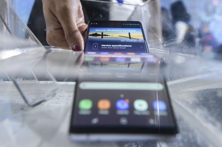 Samsung Galaxy Note 8 yang memiliki layar sebesar 6,3 inci dengan resolusi Quad HD+ ini dilengkapi dengan fitur-fitur seperti kamera ganda 12 megapixel di bagian belakang, tahan air dan debu serta peningkatan kemampuan S Pen dibanding pendahulunya.