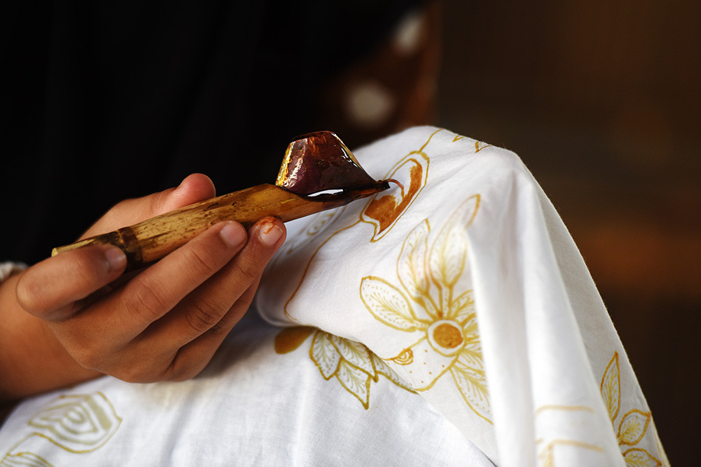 Di Sanggar Batik Cikadu kita bisa melihat pembuatan batik lokal, baik pembuatan batik cetak maupun canting.