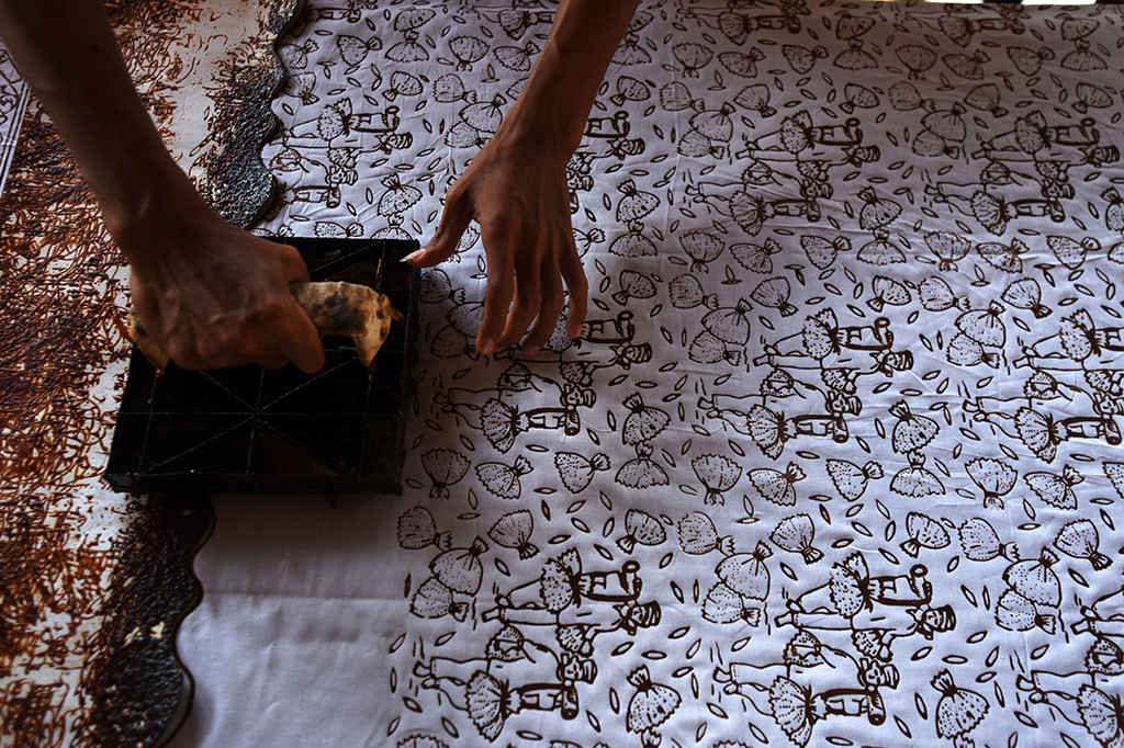 Selain itu, tempat ini menyediakan hasil pembuatan batik Cikadu yang bisa dibawa pulang sebagai oleh-oleh atau cindera mata.