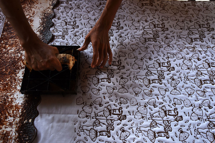 Selain itu, tempat ini menyediakan hasil pembuatan batik Cikadu yang bisa dibawa pulang sebagai oleh-oleh atau cindera mata.