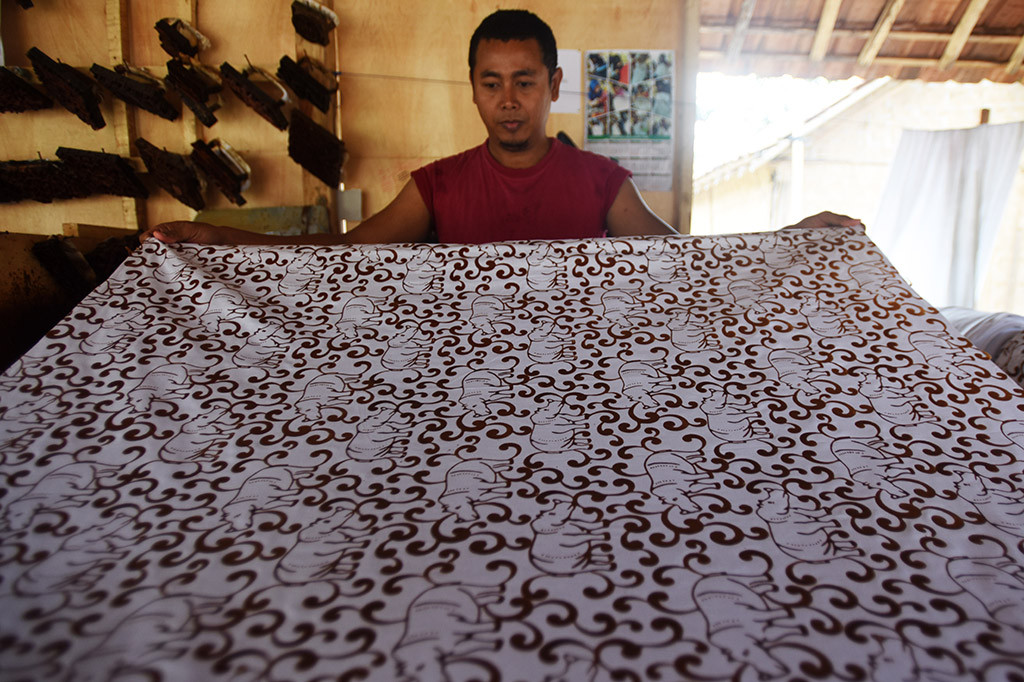 Kain Batik Cikadu yang terinspirasi dari budaya khas warga Pandeglang tersebut dijual Rp100 ribu hingga Rp2 juta per lembar.