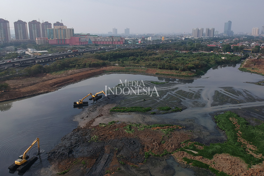 Pengerukan dilakukan untuk memperbesar kapasitas waduk.
