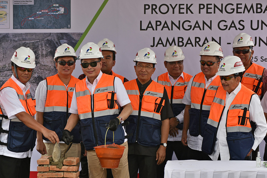 Menteri Energi dan Sumber Daya Mineral (ESDM) Ignasius Jonan melakukan pletakan batu pertama proyek pengembangan Lapangan Gas Unitisasi Jambaran-Tiung Biru (JTB) di Kabupaten Bojonegoro, Jawa Timur.
