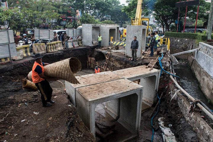 Pekerja menyelesaikan pembangunan gorong-gorong besar di Jalan Pasteur, Bandung, Jawa Barat, Selasa (26/9/2017).