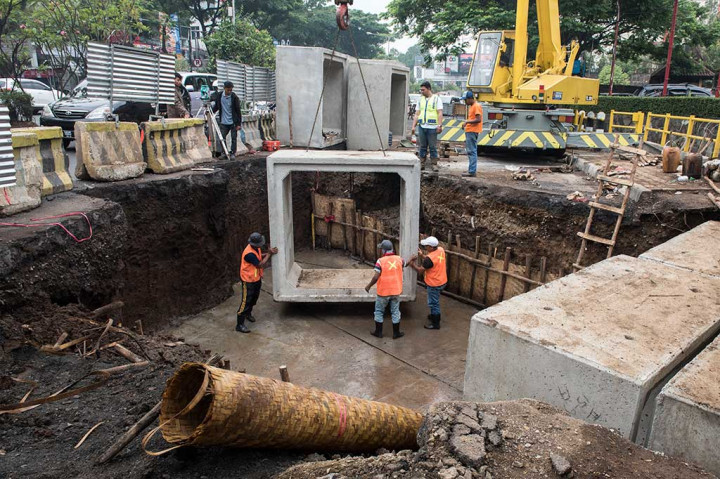 Pengerjaan yang sudah dimulai sejak 17 September ini mengakibatkan arus lalu lintas dari kawasan jembatan layang Pasopati menuju gerbang tol Pasteur dilanda kemacetan.