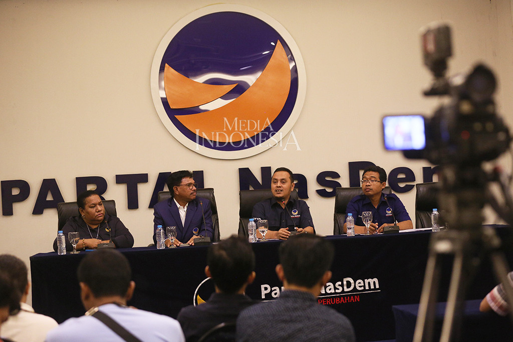 Wakil Ketua DPW Partai NasDem Provinsi Papua Herlin Beatrix Monim, Sekjen Partai NasDem Johny G. Plate, Ketua DPP Bidang Media dan Komunikasi Publik Willy Aditya, dan Wasekjen DPP NasDem Dedi Ramanta, memberikan keterangan kepada wartawan di kantor DPP Partai NasDem.
