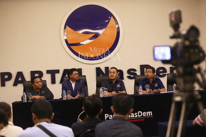 Wakil Ketua DPW Partai NasDem Provinsi Papua Herlin Beatrix Monim, Sekjen Partai NasDem Johny G. Plate, Ketua DPP Bidang Media dan Komunikasi Publik Willy Aditya, dan Wasekjen DPP NasDem Dedi Ramanta, memberikan keterangan kepada wartawan di kantor DPP Partai NasDem.
