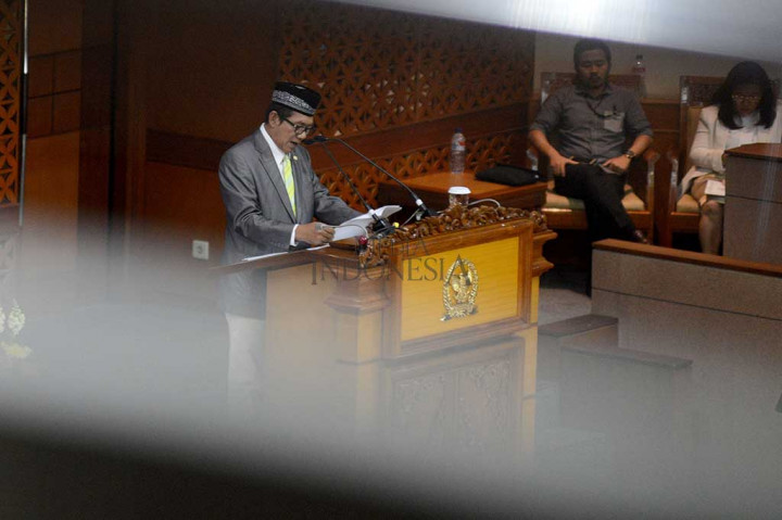 Ketua Pansus Angket KPK Agun Gunanjar Sudarsa membacakan laporan dan hasil temuan pansus dalam rapat paripurna DPR di Gedung Nusantara II, Kompleks Parlemen Senayan, Jakarta, Selasa (26/9/2017).