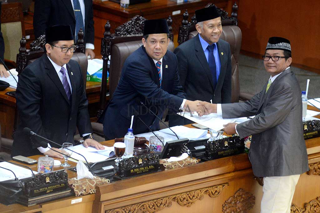 Rapat Paripurna DPR menyetujui laporan kerja Panitia Khusus Hak Angket DPR terkait Tugas dan Kewenangan KPK, setelah 60 hari melaksanakan penyelidikan atas dugaan penyimpangan di institusi KPK, namun belum bisa diambil rekomendasi akhir.