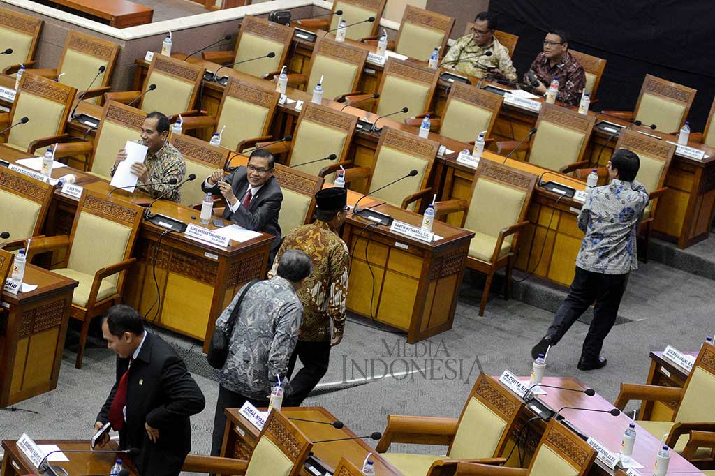 Beberapa anggota Dewan dari sejumlah fraksi melakukan aksi walk out menolak hasil temuan dan perpanjangan masa kerja Pansus Angket KPK.
