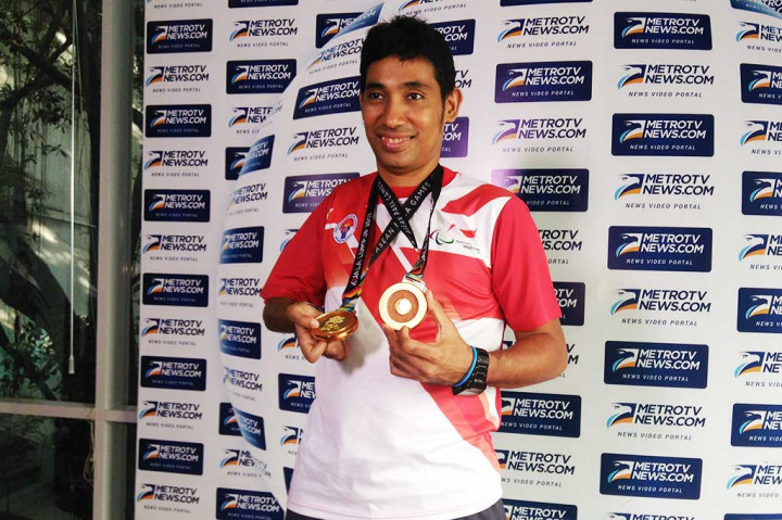 David Jacobs berfoto dengan dua medali emas yang diraihnya di ASEAN Para Games IX Kuala Lumpur, di Gedung Media Group, Kedoya, Kebon Jeruk, Jakarta Barat, Selasa (26/9/2017).