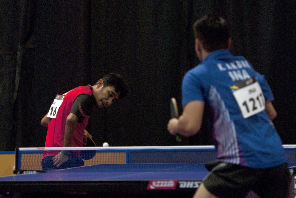 Sementara di nomor beregu, David Jacobs dan kawan-kawan menumbangkan regu tuan rumah Malaysia. 