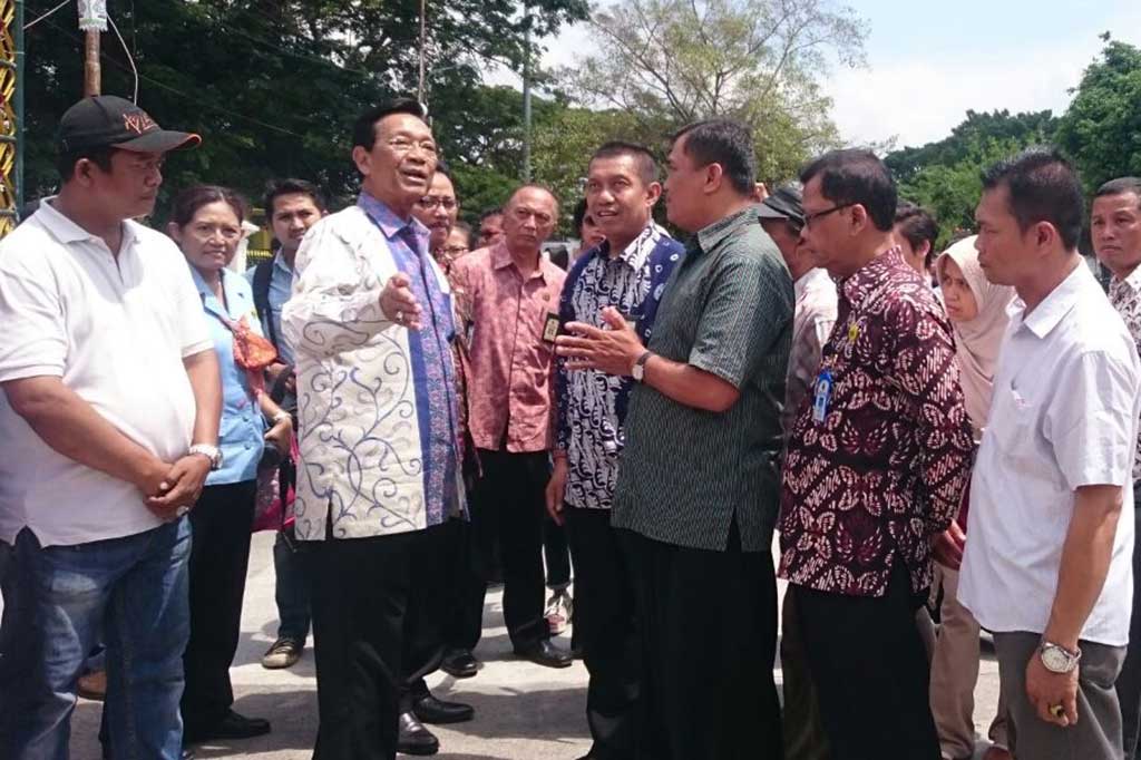 Gubernur DIY Sri Sultan Hamengkubuwono X menikmati jalanan Malioboro yang bersih dari pedagang kaki lima. MTVN/Patricia Vicka