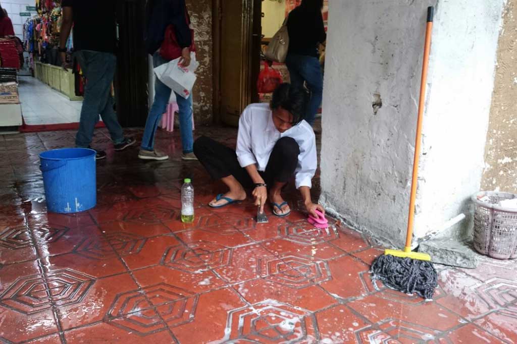 Kegiatan membersihkan Malioboro dilakukan dengan menyemprot lokasi pedagang kuliner berjualan dengan air bersih untuk menyingkirkan kotoran atau noda minyak di lantai, menyapu sampah dan membersihkan selokan dari limbah. MTVN/Patricia Vicka