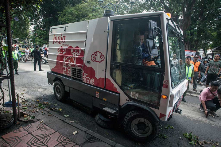 Wali Kota Yogyakarta Haryadi mengoperasikan mobil penyapu jalan di Kawasan Jalan Malioboro, DI Yogyakarta, Selasa (26/9). ANTARA/Andres Fitri Atmoko