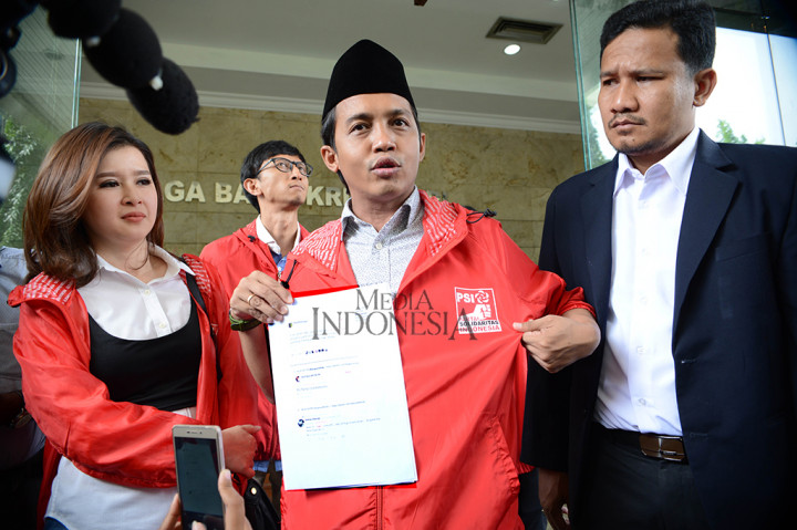 Menurut Toni, kelima akun tersebut diduga telah memfitnah, merekayasa dan menyebarkan isu bahwa partainya memiliki keterkaitan dengan Partai Komunis Indonesia (PKI) melalui unggahannya.
