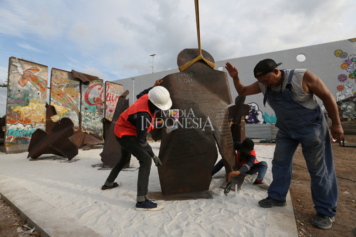 Akan ada 14 figur manusia besi yang mendampingi Tembok Berlin sebagai ungkapan dari spirit manusia yang sekeras baja tapi bisa bergerak luwes di atas pasir putih. Simbol gersangnya suatu pertentangan dan menembus batas pemisah.