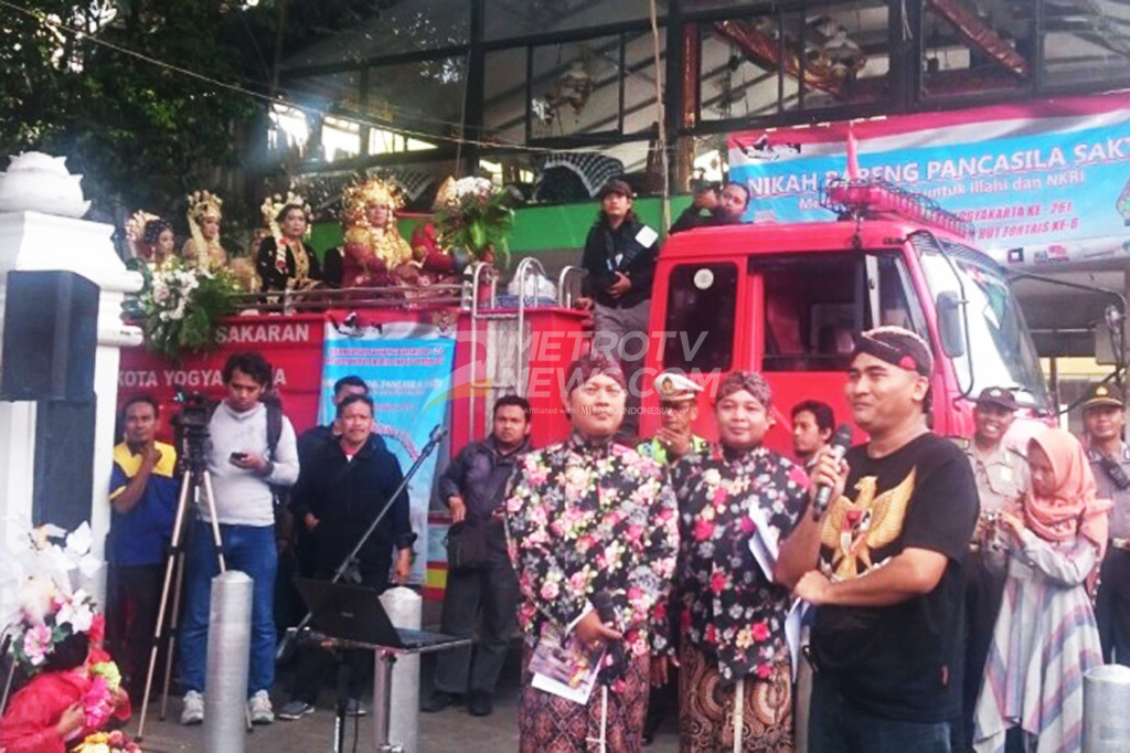 Delapan pasang pengantin nan berbaju adat mengikuti acara Nikah Bareng Pancasila Sakti yang diadakan oleh Forum Taaruf Indonesia (FORTAIS).