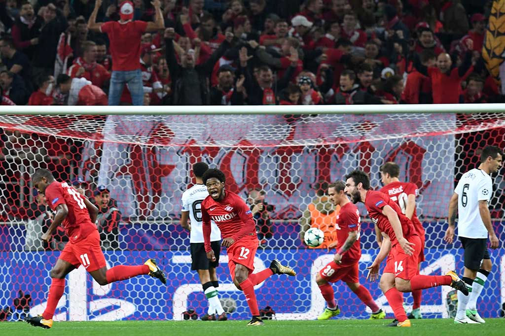 Liverpool tertinggal terlebih dahulu lewat tendangan bebas melengkung dari jarak 25 meter yang dilepaskan pemain Spartak Fernando (kiri), pada menit ke-23.