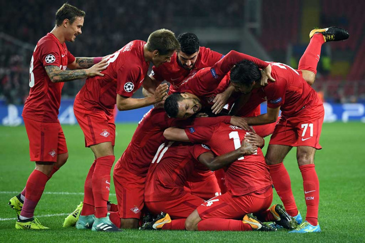 Fernando melakukan selebrasi bersama rekan-rekan setimnya.